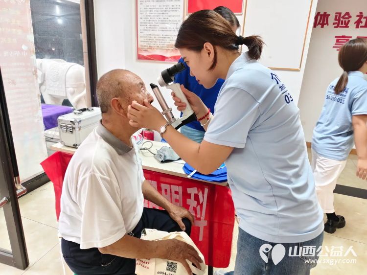 介休市敬老协会举办健康活动暖人心志愿服务进社区活动志愿者走进介休市北坛街道文苑街社区为社区所有老人们爱心理发按摩理疗义诊 - 第26张 - 山西公益人 介休市敬老协会举办健康活动暖人心志愿服务进社区活动志愿者走进介休市北坛街道文苑街社区为社区所有老人们爱心理发按摩理疗义诊 - 第26张