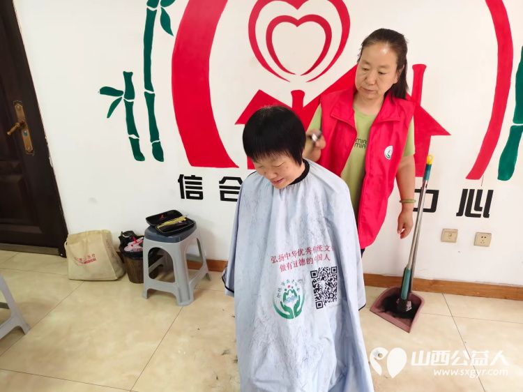 介休市敬老协会举办健康活动暖人心志愿服务进社区活动志愿者走进介休市北坛街道文苑街社区为社区所有老人们爱心理发按摩理疗义诊 - 第46张 - 山西公益人 介休市敬老协会举办健康活动暖人心志愿服务进社区活动志愿者走进介休市北坛街道文苑街社区为社区所有老人们爱心理发按摩理疗义诊 - 第46张