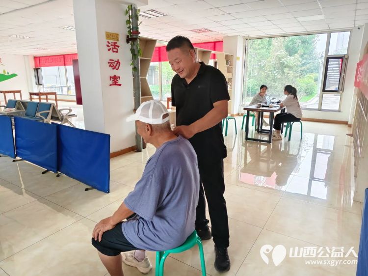介休市敬老协会举办健康活动暖人心志愿服务进社区活动志愿者走进介休市北坛街道文苑街社区为社区所有老人们爱心理发按摩理疗义诊 - 第21张 - 山西公益人 介休市敬老协会举办健康活动暖人心志愿服务进社区活动志愿者走进介休市北坛街道文苑街社区为社区所有老人们爱心理发按摩理疗义诊 - 第21张