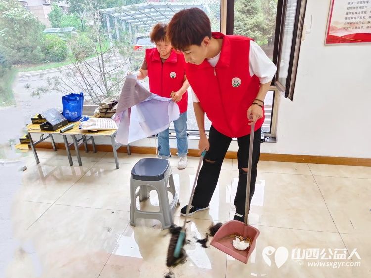 介休市敬老协会举办健康活动暖人心志愿服务进社区活动志愿者走进介休市北坛街道文苑街社区为社区所有老人们爱心理发按摩理疗义诊 - 第17张 - 山西公益人 介休市敬老协会举办健康活动暖人心志愿服务进社区活动志愿者走进介休市北坛街道文苑街社区为社区所有老人们爱心理发按摩理疗义诊 - 第17张