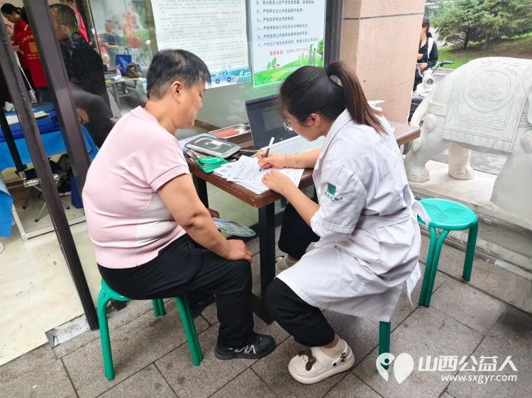 介休市敬老协会举办健康活动暖人心志愿服务进社区活动志愿者走进介休市北坛街道文苑街社区为社区所有老人们爱心理发按摩理疗义诊 - 第32张 - 山西公益人 介休市敬老协会举办健康活动暖人心志愿服务进社区活动志愿者走进介休市北坛街道文苑街社区为社区所有老人们爱心理发按摩理疗义诊 - 第32张