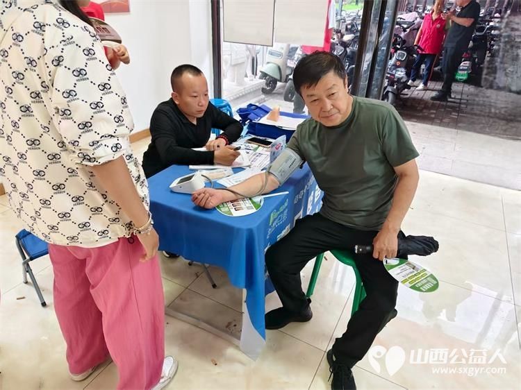 介休市敬老协会举办健康活动暖人心志愿服务进社区活动志愿者走进介休市北坛街道文苑街社区为社区所有老人们爱心理发按摩理疗义诊 - 第33张 - 山西公益人 介休市敬老协会举办健康活动暖人心志愿服务进社区活动志愿者走进介休市北坛街道文苑街社区为社区所有老人们爱心理发按摩理疗义诊 - 第33张