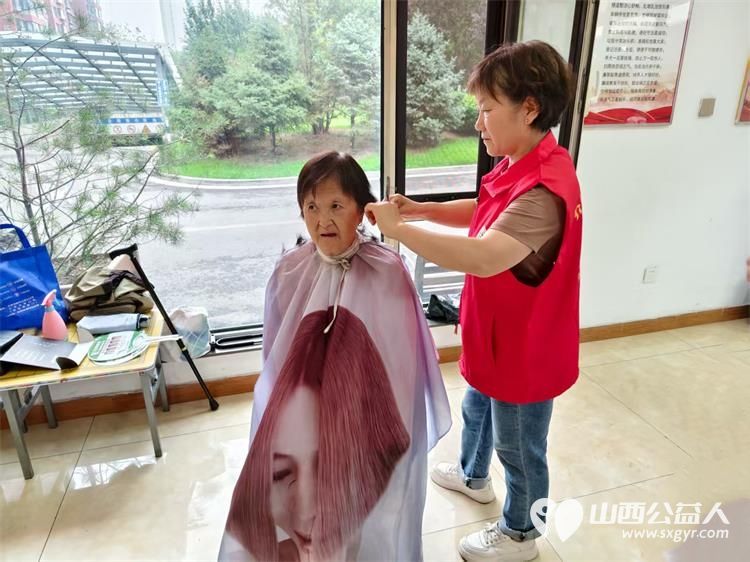 介休市敬老协会举办健康活动暖人心志愿服务进社区活动志愿者走进介休市北坛街道文苑街社区为社区所有老人们爱心理发按摩理疗义诊 - 第44张 - 山西公益人 介休市敬老协会举办健康活动暖人心志愿服务进社区活动志愿者走进介休市北坛街道文苑街社区为社区所有老人们爱心理发按摩理疗义诊 - 第44张