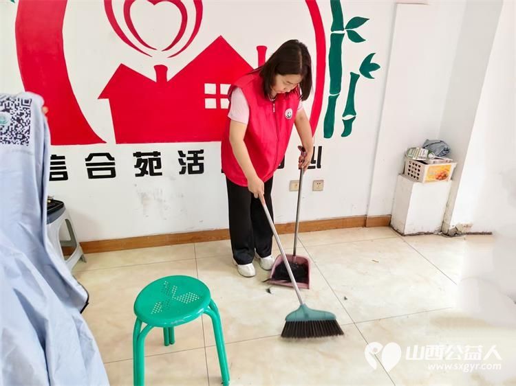 介休市敬老协会举办健康活动暖人心志愿服务进社区活动志愿者走进介休市北坛街道文苑街社区为社区所有老人们爱心理发按摩理疗义诊 - 第16张 - 山西公益人 介休市敬老协会举办健康活动暖人心志愿服务进社区活动志愿者走进介休市北坛街道文苑街社区为社区所有老人们爱心理发按摩理疗义诊 - 第16张