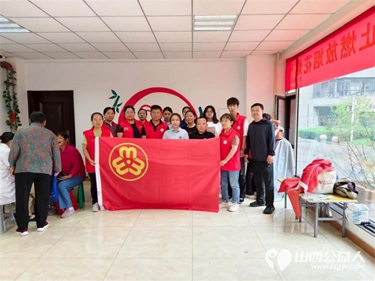 介休市敬老协会举办健康活动暖人心志愿服务进社区活动志愿者走进介休市北坛街道文苑街社区为社区所有老人们爱心理发按摩理疗义诊 - 第2张 - 山西公益人 介休市敬老协会举办健康活动暖人心志愿服务进社区活动志愿者走进介休市北坛街道文苑街社区为社区所有老人们爱心理发按摩理疗义诊 - 第2张