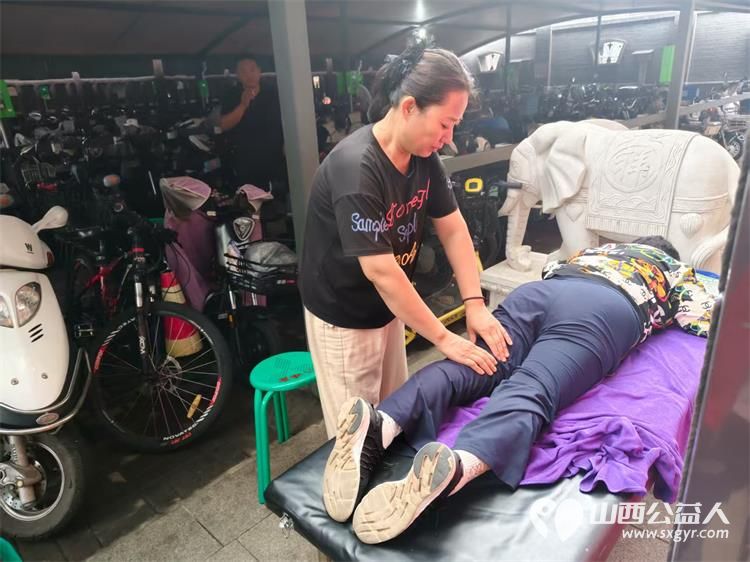 介休市敬老协会举办健康活动暖人心志愿服务进社区活动志愿者走进介休市北坛街道文苑街社区为社区所有老人们爱心理发按摩理疗义诊 - 第18张 - 山西公益人 介休市敬老协会举办健康活动暖人心志愿服务进社区活动志愿者走进介休市北坛街道文苑街社区为社区所有老人们爱心理发按摩理疗义诊 - 第18张