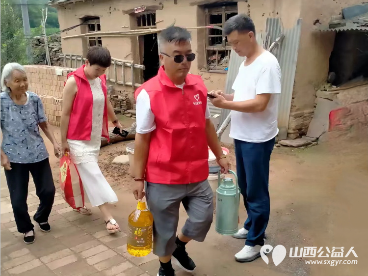 爱心伴我行情暖良坪村----长治圆梦公益协会组织志愿者走进长子县石哲镇良坪村开展公益活动慰问贫困家庭十七户赠送大米、食用油、生活用品 - 第37张