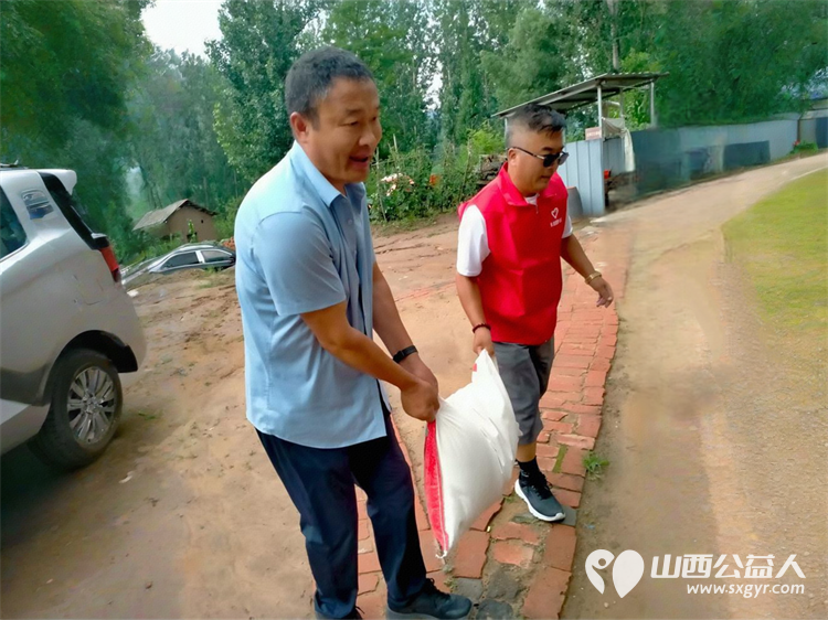 爱心伴我行情暖良坪村----长治圆梦公益协会组织志愿者走进长子县石哲镇良坪村开展公益活动慰问贫困家庭十七户赠送大米、食用油、生活用品 - 第28张