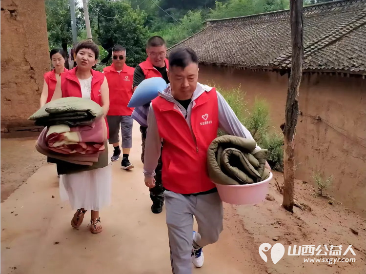 爱心伴我行情暖良坪村----长治圆梦公益协会组织志愿者走进长子县石哲镇良坪村开展公益活动慰问贫困家庭十七户赠送大米、食用油、生活用品 - 第45张
