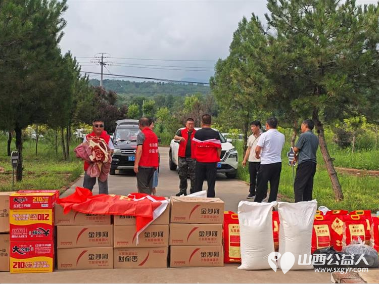 爱心伴我行情暖良坪村----长治圆梦公益协会组织志愿者走进长子县石哲镇良坪村开展公益活动慰问贫困家庭十七户赠送大米、食用油、生活用品 - 第4张