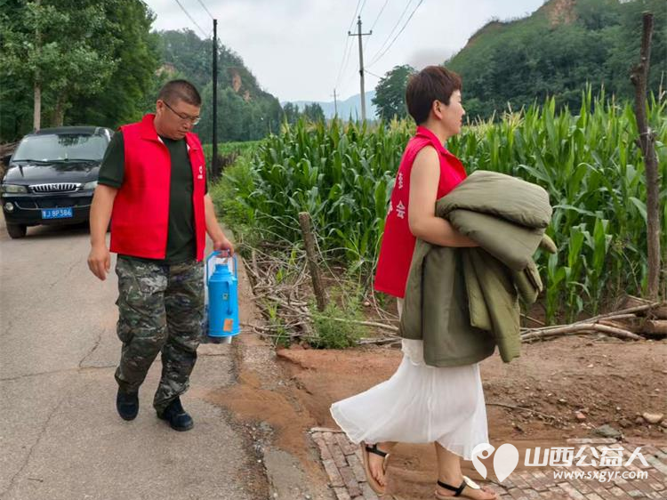 爱心伴我行情暖良坪村----长治圆梦公益协会组织志愿者走进长子县石哲镇良坪村开展公益活动慰问贫困家庭十七户赠送大米、食用油、生活用品 - 第40张