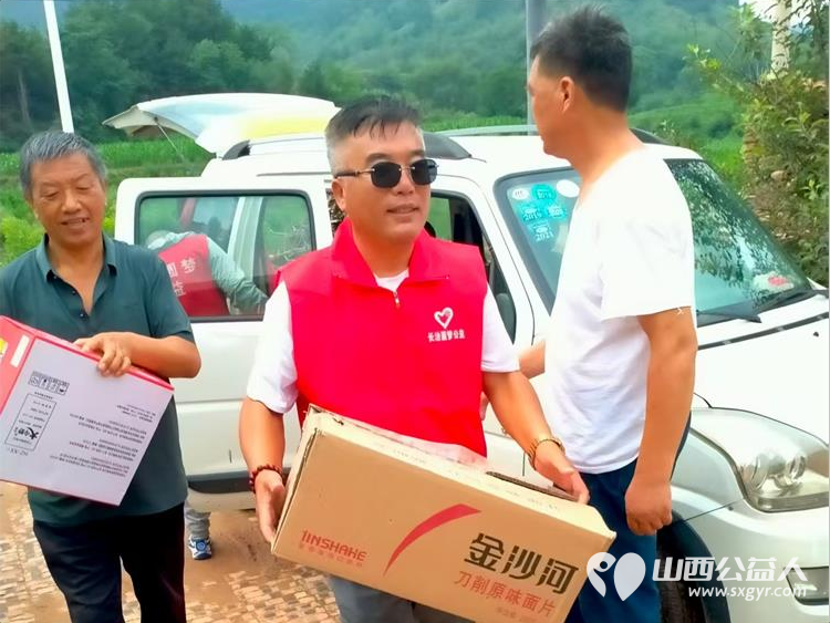 爱心伴我行情暖良坪村----长治圆梦公益协会组织志愿者走进长子县石哲镇良坪村开展公益活动慰问贫困家庭十七户赠送大米、食用油、生活用品 - 第34张