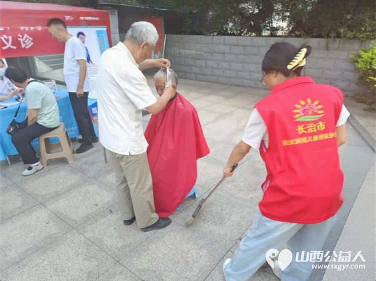 长治市阳光困境儿童帮扶协会组织志愿者走进蔡家巷社区开展志愿服务活动为辖区老年人困境儿童等提供理发服务 - 第4张 - 山西公益人 长治市阳光困境儿童帮扶协会组织志愿者走进蔡家巷社区开展志愿服务活动为辖区老年人困境儿童等提供理发服务 - 第4张