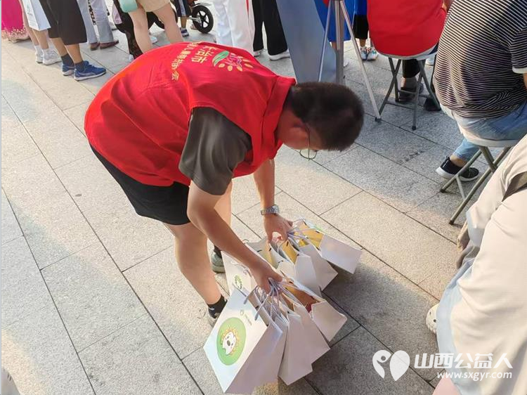 长治市阳光困境儿童帮扶协会和贝森口腔医院、蔡家巷社区“健康口腔 欢乐夏夜”消夏晚会志愿服务活动 - 第17张 - 山西公益人 长治市阳光困境儿童帮扶协会和贝森口腔医院、蔡家巷社区“健康口腔 欢乐夏夜”消夏晚会志愿服务活动 - 第17张