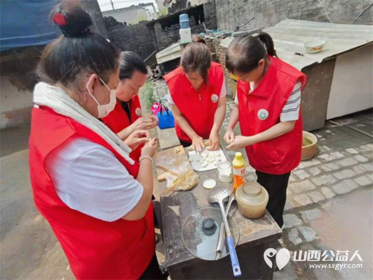 介休市敬老协会敬老爱老助老活动走进义安镇北辛武村来到特困冀恩政老人家帮助老人清扫家里院落为老人包了一顿美味的猪肉饺子吃 - 第5张 - 山西公益人 介休市敬老协会敬老爱老助老活动走进义安镇北辛武村来到特困冀恩政老人家帮助老人清扫家里院落为老人包了一顿美味的猪肉饺子吃 - 第5张