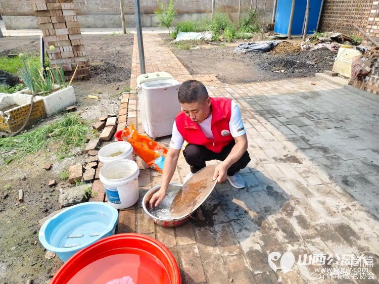 介休市敬老协会志愿者走进义安镇北辛武村入户特困刘兆元老人家踏入房间认真清扫最后为老人包了一顿猪肉大葱饺子 - 第4张 - 山西公益人 介休市敬老协会志愿者走进义安镇北辛武村入户特困刘兆元老人家踏入房间认真清扫最后为老人包了一顿猪肉大葱饺子 - 第4张