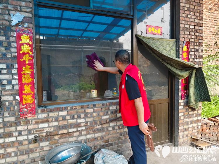 介休市敬老协会志愿者走进义安镇北辛武村入户特困刘兆元老人家踏入房间认真清扫最后为老人包了一顿猪肉大葱饺子 - 第2张 - 山西公益人 介休市敬老协会志愿者走进义安镇北辛武村入户特困刘兆元老人家踏入房间认真清扫最后为老人包了一顿猪肉大葱饺子 - 第2张