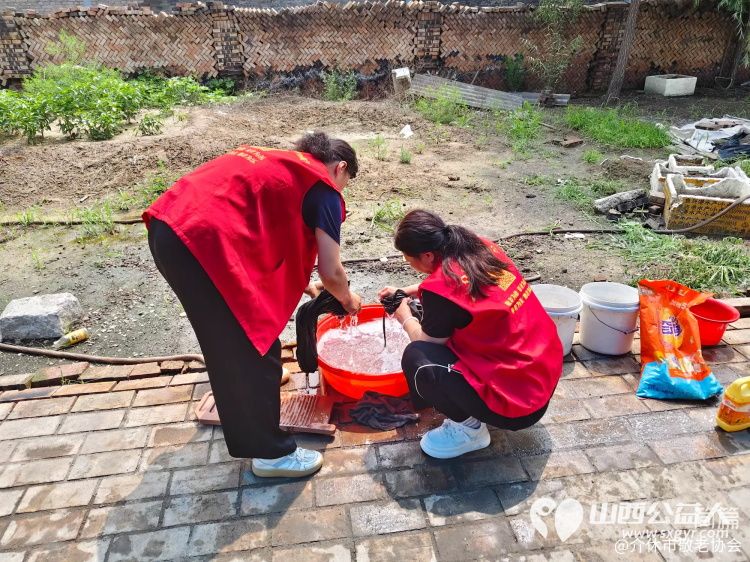 介休市敬老协会志愿者走进义安镇北辛武村入户特困刘兆元老人家踏入房间认真清扫最后为老人包了一顿猪肉大葱饺子 - 第9张 - 山西公益人 介休市敬老协会志愿者走进义安镇北辛武村入户特困刘兆元老人家踏入房间认真清扫最后为老人包了一顿猪肉大葱饺子 - 第9张