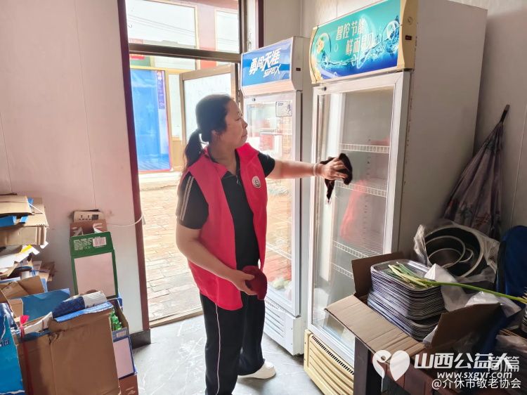 介休市敬老协会志愿者走进义安镇北辛武村90岁特困郭树信老人家为老人擦玻璃打扫室内外卫生包饺子 - 第4张 - 山西公益人 介休市敬老协会志愿者走进义安镇北辛武村90岁特困郭树信老人家为老人擦玻璃打扫室内外卫生包饺子 - 第4张