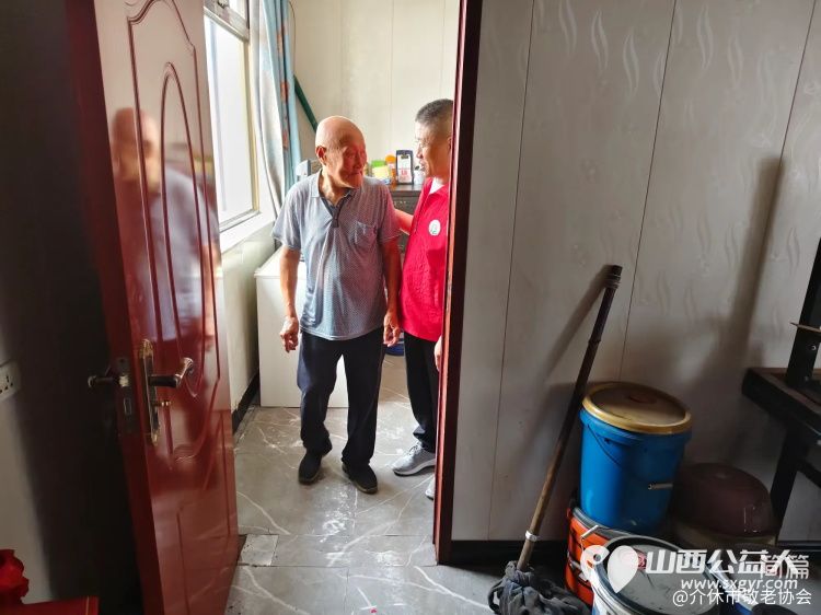 介休市敬老协会志愿者走进义安镇北辛武村90岁特困郭树信老人家为老人擦玻璃打扫室内外卫生包饺子 - 第12张 - 山西公益人 介休市敬老协会志愿者走进义安镇北辛武村90岁特困郭树信老人家为老人擦玻璃打扫室内外卫生包饺子 - 第12张