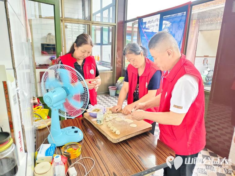 介休市敬老协会志愿者走进义安镇北辛武村90岁特困郭树信老人家为老人擦玻璃打扫室内外卫生包饺子 - 第7张 - 山西公益人 介休市敬老协会志愿者走进义安镇北辛武村90岁特困郭树信老人家为老人擦玻璃打扫室内外卫生包饺子 - 第7张