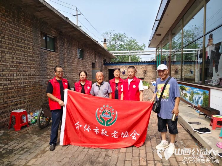 介休市敬老协会志愿者走进义安镇北辛武村90岁特困郭树信老人家为老人擦玻璃打扫室内外卫生包饺子 - 第1张 - 山西公益人 介休市敬老协会志愿者走进义安镇北辛武村90岁特困郭树信老人家为老人擦玻璃打扫室内外卫生包饺子 - 第1张