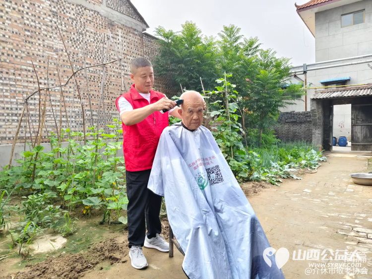 介休市敬老协会走进义安镇北辛武村入户85岁特困曹玉云老人家为老人打扫室内外卫生、做饭包饺子 - 第8张 - 山西公益人 介休市敬老协会走进义安镇北辛武村入户85岁特困曹玉云老人家为老人打扫室内外卫生、做饭包饺子 - 第8张