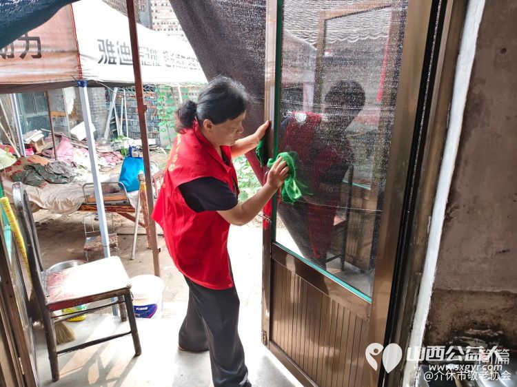 介休市敬老协会走进义安镇北辛武村入户85岁特困曹玉云老人家为老人打扫室内外卫生、做饭包饺子 - 第4张 - 山西公益人 介休市敬老协会走进义安镇北辛武村入户85岁特困曹玉云老人家为老人打扫室内外卫生、做饭包饺子 - 第4张