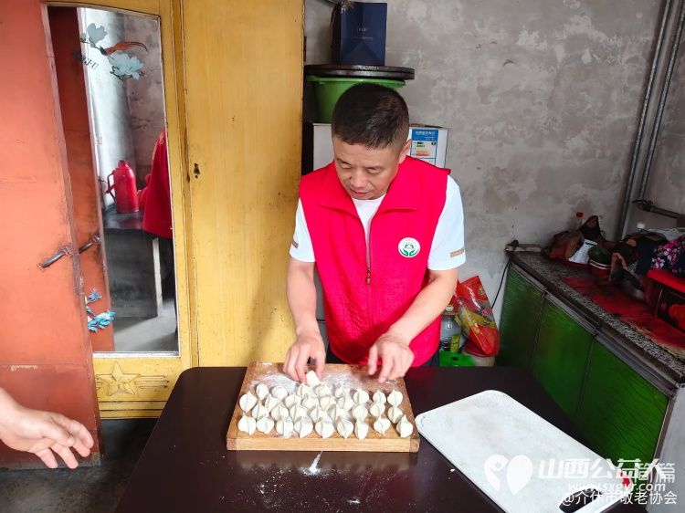 介休市敬老协会走进义安镇北辛武村入户85岁特困曹玉云老人家为老人打扫室内外卫生、做饭包饺子 - 第6张 - 山西公益人 介休市敬老协会走进义安镇北辛武村入户85岁特困曹玉云老人家为老人打扫室内外卫生、做饭包饺子 - 第6张