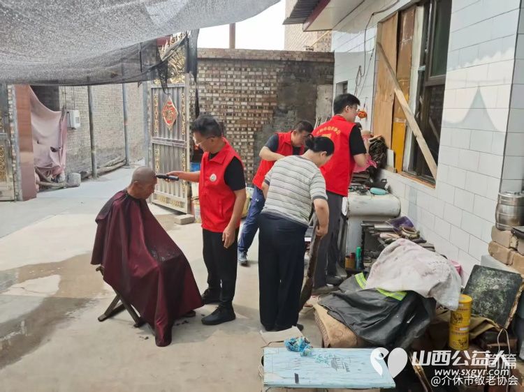 介休市义安镇北辛武村81岁特困杜成保老人家里来了介休市敬老协会志愿者为老人理发擦玻璃打扫室内外卫生…… - 第7张 - 山西公益人 介休市义安镇北辛武村81岁特困杜成保老人家里来了介休市敬老协会志愿者为老人理发擦玻璃打扫室内外卫生…… - 第7张