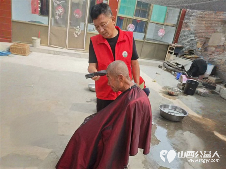 介休市义安镇北辛武村81岁特困杜成保老人家里来了介休市敬老协会志愿者为老人理发擦玻璃打扫室内外卫生…… - 第8张 - 山西公益人 介休市义安镇北辛武村81岁特困杜成保老人家里来了介休市敬老协会志愿者为老人理发擦玻璃打扫室内外卫生…… - 第8张