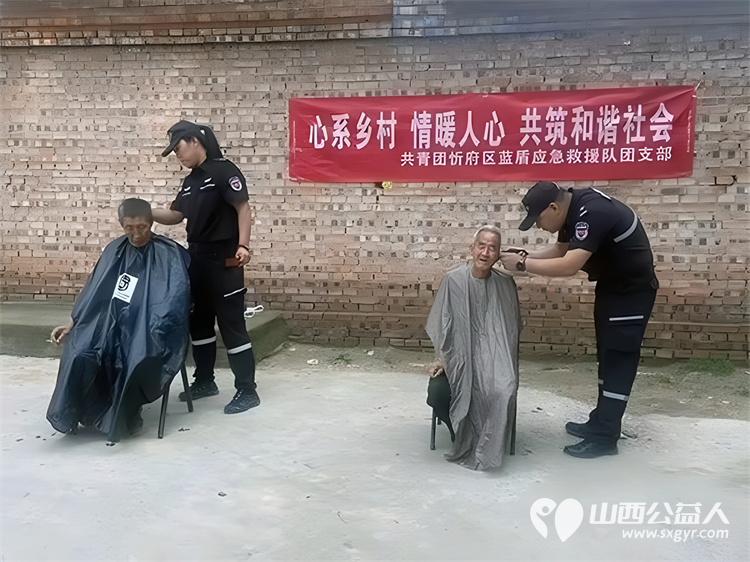 忻府区蓝盾应急救援队团支部组织队员前往三交镇于家沟观里村开展公益服务活动为村民送去了贴心的义务理发服务和实用的急救知识技能 - 第2张 - 山西公益人 忻府区蓝盾应急救援队团支部组织队员前往三交镇于家沟观里村开展公益服务活动为村民送去了贴心的义务理发服务和实用的急救知识技能 - 第2张