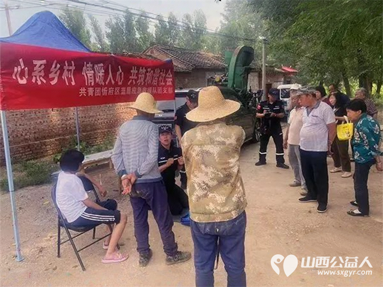 忻府区蓝盾应急救援队团支部组织队员前往三交镇于家沟观里村开展公益服务活动为村民送去了贴心的义务理发服务和实用的急救知识技能 - 第3张 - 山西公益人 忻府区蓝盾应急救援队团支部组织队员前往三交镇于家沟观里村开展公益服务活动为村民送去了贴心的义务理发服务和实用的急救知识技能 - 第3张