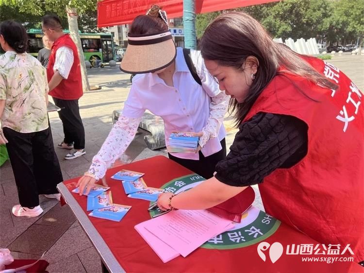 上党区义工协会联合上党区一家亲公益协会等多方力量开展了爱心义剪与义诊公益活动 - 第5张