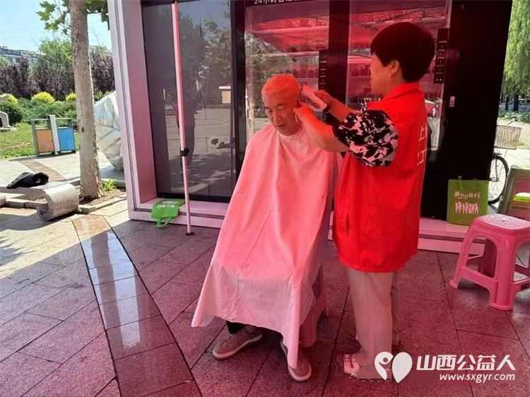 上党区义工协会联合上党区一家亲公益协会等多方力量开展了爱心义剪与义诊公益活动 - 第3张