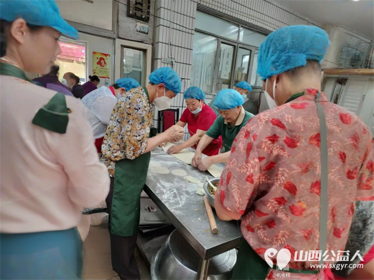 长治市小雨点公益志愿者协会雨花斋二部银发义工9年累计免费供餐37.3万份传递着“赠人玫瑰,手有余香”的公益精神 - 第2张 - 山西公益人 长治市小雨点公益志愿者协会雨花斋二部银发义工9年累计免费供餐37.3万份传递着“赠人玫瑰,手有余香”的公益精神 - 第2张