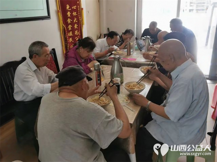 长治市小雨点公益志愿者协会雨花斋二部银发义工9年累计免费供餐37.3万份传递着“赠人玫瑰,手有余香”的公益精神 - 第9张 - 山西公益人 长治市小雨点公益志愿者协会雨花斋二部银发义工9年累计免费供餐37.3万份传递着“赠人玫瑰,手有余香”的公益精神 - 第9张