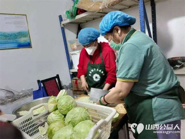 长治市小雨点公益志愿者协会雨花斋二部银发义工9年累计免费供餐37.3万份传递着“赠人玫瑰,手有余香”的公益精神 - 第4张 - 山西公益人 长治市小雨点公益志愿者协会雨花斋二部银发义工9年累计免费供餐37.3万份传递着“赠人玫瑰,手有余香”的公益精神 - 第4张