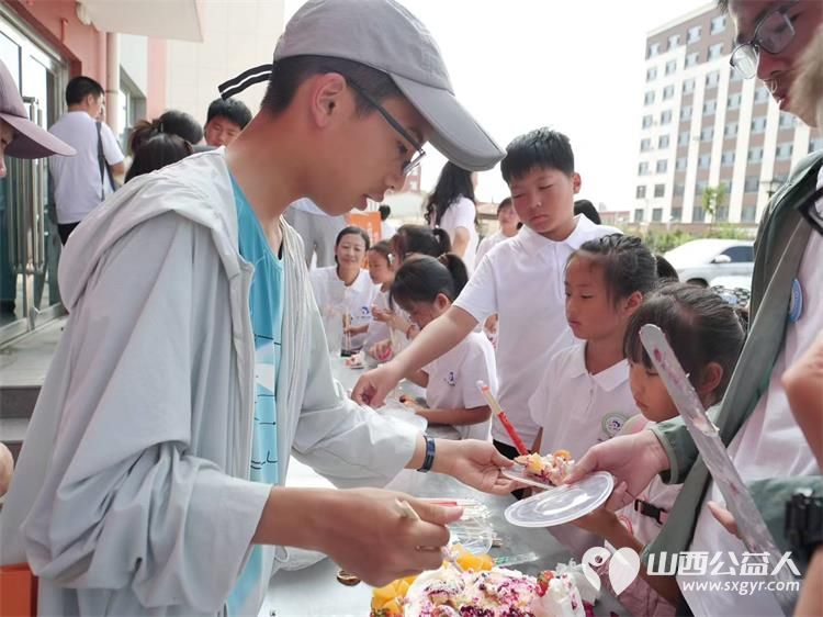 感谢马小马社会公益救助协会组织一束光研学夏令营的志愿者走进太原市灵星孤独症康复中心看望心青年 - 第5张 - 山西公益人 感谢马小马社会公益救助协会组织一束光研学夏令营的志愿者走进太原市灵星孤独症康复中心看望心青年 - 第5张