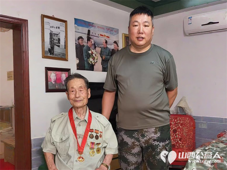 山西省道德模范、最美退役军人在山西(太原)红军后代联谊会和育英学校老校友联谊会老同志陪同下看望了94岁的抗美援朝老兵老党员李同春同志 - 第3张 - 山西公益人 山西省道德模范、最美退役军人在山西(太原)红军后代联谊会和育英学校老校友联谊会老同志陪同下看望了94岁的抗美援朝老兵老党员李同春同志 - 第3张