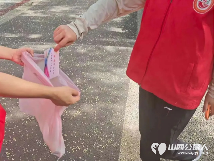 环保同心社区同行 介休市北关街道彦博路社区志愿者协会组织大学生假期环保实践让环保理念落地生根期待更多人接过绿色接力棒持续点亮城市的生态底色 - 第4张 - 山西公益人 环保同心社区同行 介休市北关街道彦博路社区志愿者协会组织大学生假期环保实践让环保理念落地生根期待更多人接过绿色接力棒持续点亮城市的生态底色 - 第4张