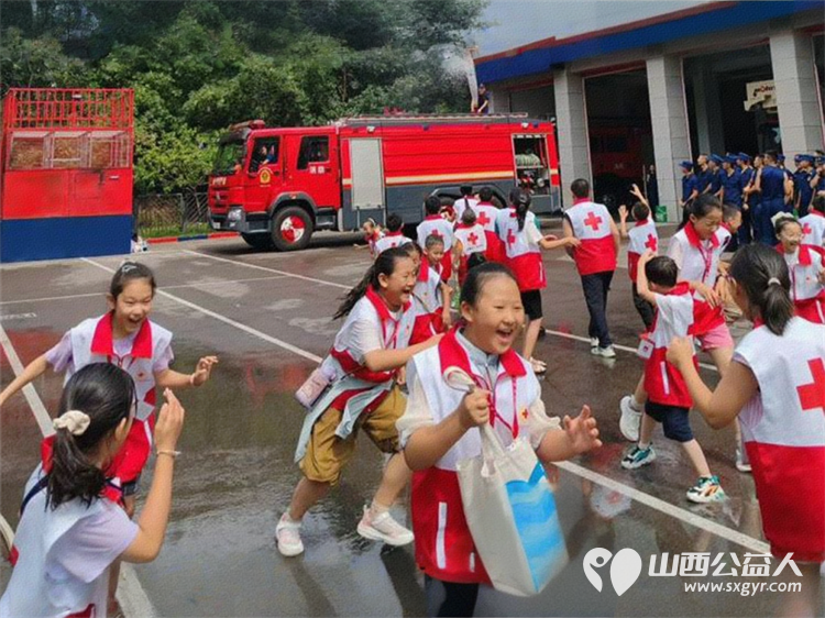 山西省红十字小小宣讲员来到消防救援特勤大队参观学习让他们亲身体验消防员的工作然后他们再去自己写稿子给别人宣讲的时候他们更有感觉 - 第6张 - 山西公益人 山西省红十字小小宣讲员来到消防救援特勤大队参观学习让他们亲身体验消防员的工作然后他们再去自己写稿子给别人宣讲的时候他们更有感觉 - 第6张