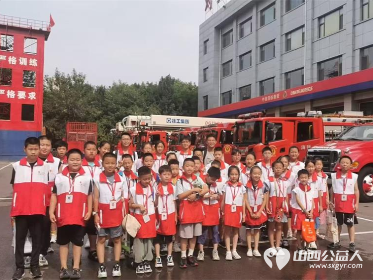 山西省红十字小小宣讲员来到消防救援特勤大队参观学习让他们亲身体验消防员的工作然后他们再去自己写稿子给别人宣讲的时候他们更有感觉 - 第1张 - 山西公益人 山西省红十字小小宣讲员来到消防救援特勤大队参观学习让他们亲身体验消防员的工作然后他们再去自己写稿子给别人宣讲的时候他们更有感觉 - 第1张