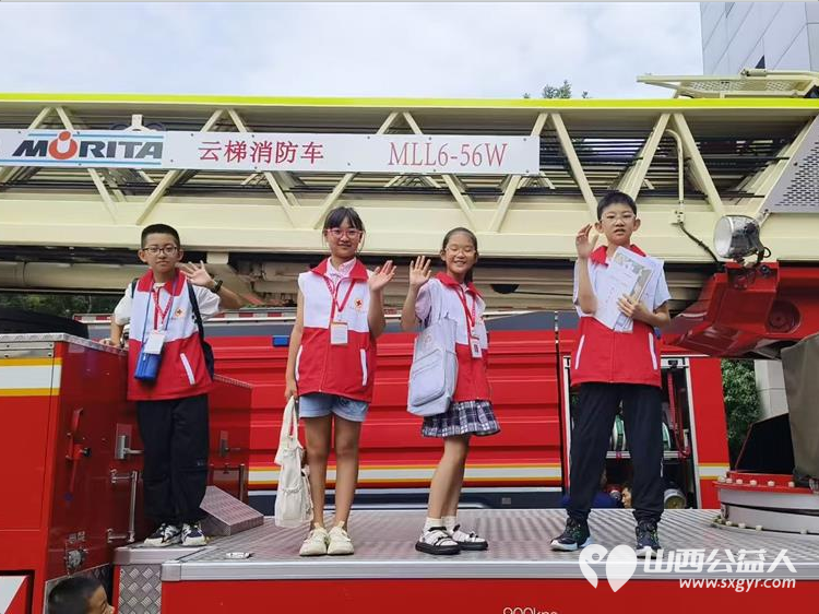 山西省红十字小小宣讲员来到消防救援特勤大队参观学习让他们亲身体验消防员的工作然后他们再去自己写稿子给别人宣讲的时候他们更有感觉 - 第2张 - 山西公益人 山西省红十字小小宣讲员来到消防救援特勤大队参观学习让他们亲身体验消防员的工作然后他们再去自己写稿子给别人宣讲的时候他们更有感觉 - 第2张