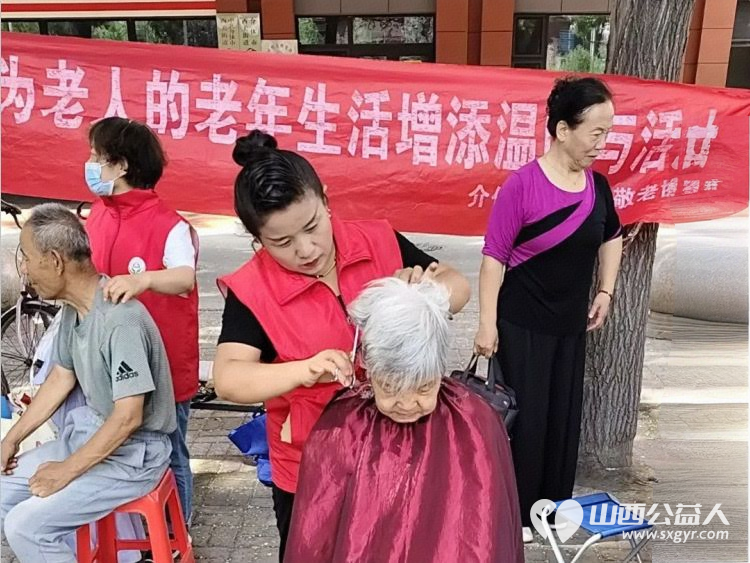介休市敬老协会2025年7月16日组织志愿者到介休市西关街道金融路社区为社区所有60以上的老人们爱心理发义诊 - 第39张 - 山西公益人 介休市敬老协会2025年7月16日组织志愿者到介休市西关街道金融路社区为社区所有60以上的老人们爱心理发义诊 - 第39张