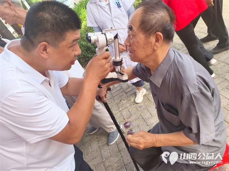 介休市敬老协会2025年7月16日组织志愿者到介休市西关街道金融路社区为社区所有60以上的老人们爱心理发义诊 - 第19张 - 山西公益人 介休市敬老协会2025年7月16日组织志愿者到介休市西关街道金融路社区为社区所有60以上的老人们爱心理发义诊 - 第19张