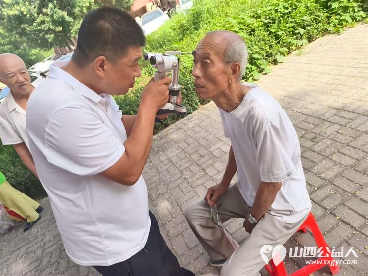 介休市敬老协会2025年7月16日组织志愿者到介休市西关街道金融路社区为社区所有60以上的老人们爱心理发义诊 - 第16张 - 山西公益人 介休市敬老协会2025年7月16日组织志愿者到介休市西关街道金融路社区为社区所有60以上的老人们爱心理发义诊 - 第16张