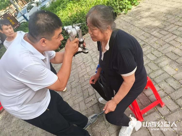 介休市敬老协会2025年7月16日组织志愿者到介休市西关街道金融路社区为社区所有60以上的老人们爱心理发义诊 - 第15张 - 山西公益人 介休市敬老协会2025年7月16日组织志愿者到介休市西关街道金融路社区为社区所有60以上的老人们爱心理发义诊 - 第15张