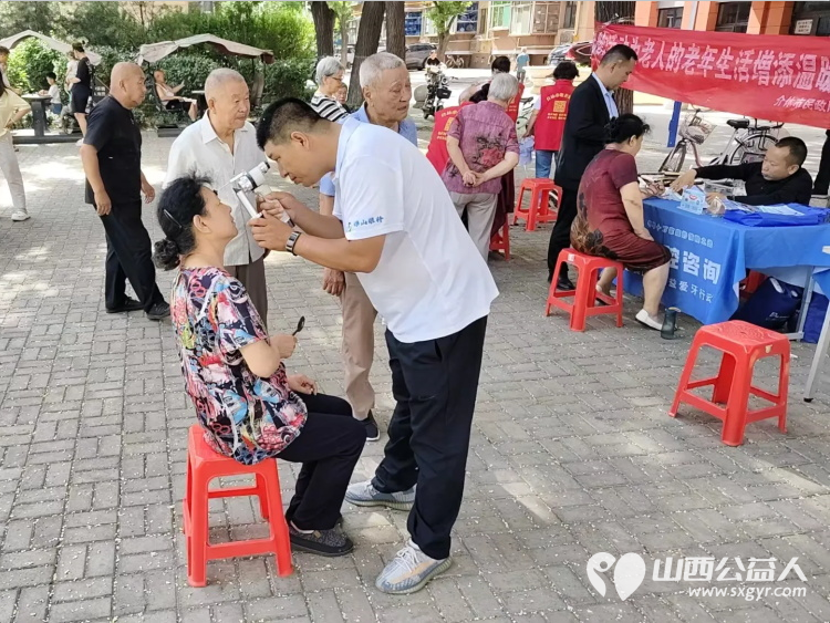 介休市敬老协会2025年7月16日组织志愿者到介休市西关街道金融路社区为社区所有60以上的老人们爱心理发义诊 - 第13张 - 山西公益人 介休市敬老协会2025年7月16日组织志愿者到介休市西关街道金融路社区为社区所有60以上的老人们爱心理发义诊 - 第13张