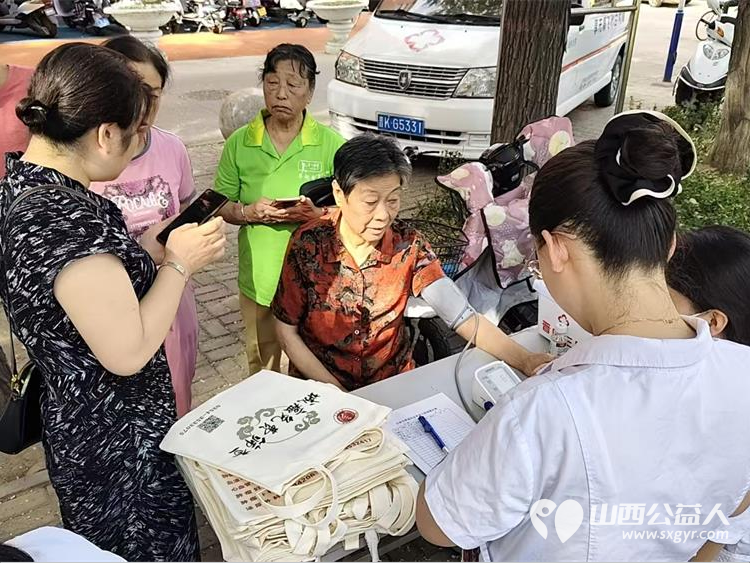 介休市敬老协会2025年7月16日组织志愿者到介休市西关街道金融路社区为社区所有60以上的老人们爱心理发义诊 - 第20张 - 山西公益人 介休市敬老协会2025年7月16日组织志愿者到介休市西关街道金融路社区为社区所有60以上的老人们爱心理发义诊 - 第20张